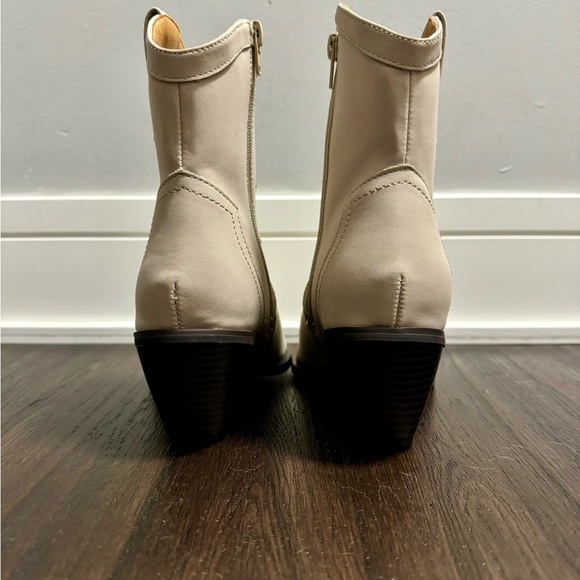 ASOS DESIGN Western Ankle Bootie - Picture 3 of 7